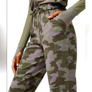 Lululemon Size 6 Keep Moving Pant High-Rise Heritage 365 Camo Dusky Lavender 7/8